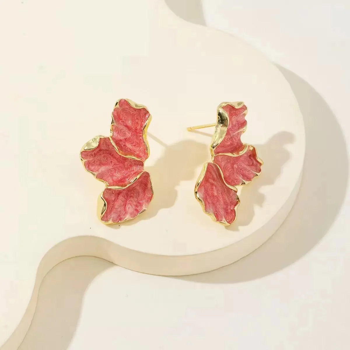 Orecchini posteriori irregolari placcati in oro delicati alla moda Orecchini con fiori color crema di alta qualità dal design pesante, il miglior regalo per la famiglia per i