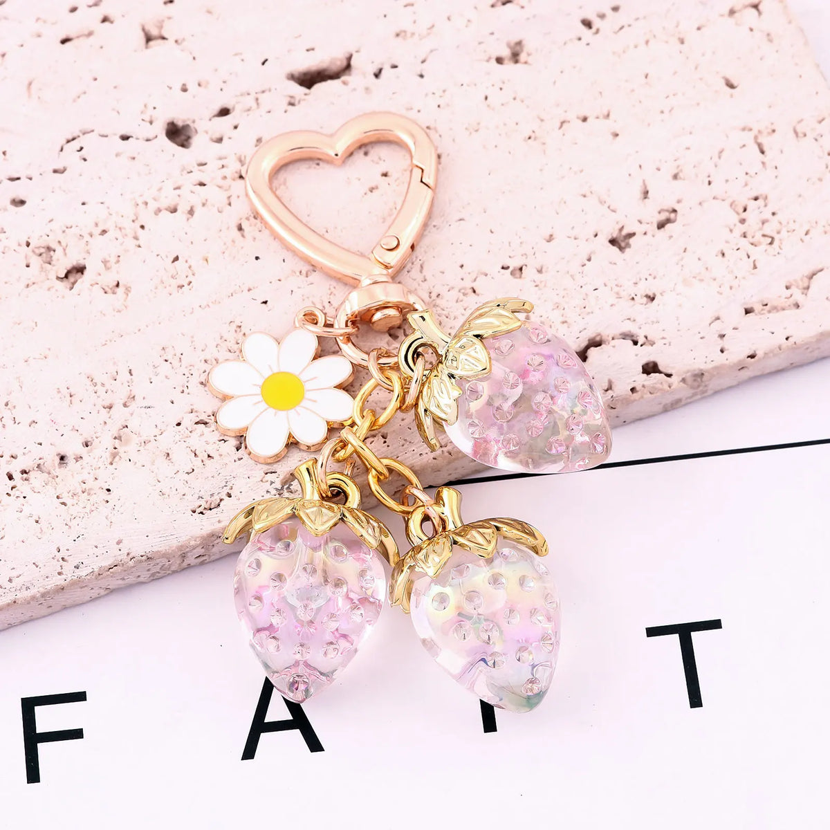 Simpatico portachiavi con ciondolo a forma di borsa con fragola, cuore Kawaii, fiore, margherita, portachiavi per donne, ragazze, borsa, ciondolo, accessori regalo