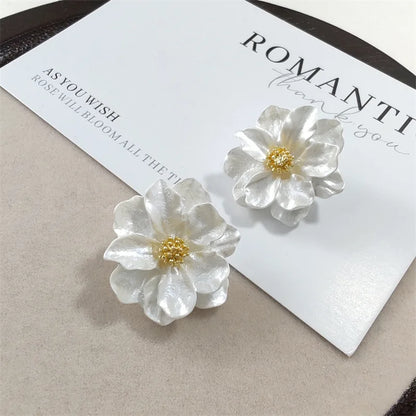 Orecchini a bottone da donna con fiore acrilico bianco Fiori piegati Moda coreana Petali dolci Orecchini femminili irregolari 2025 nuovo in