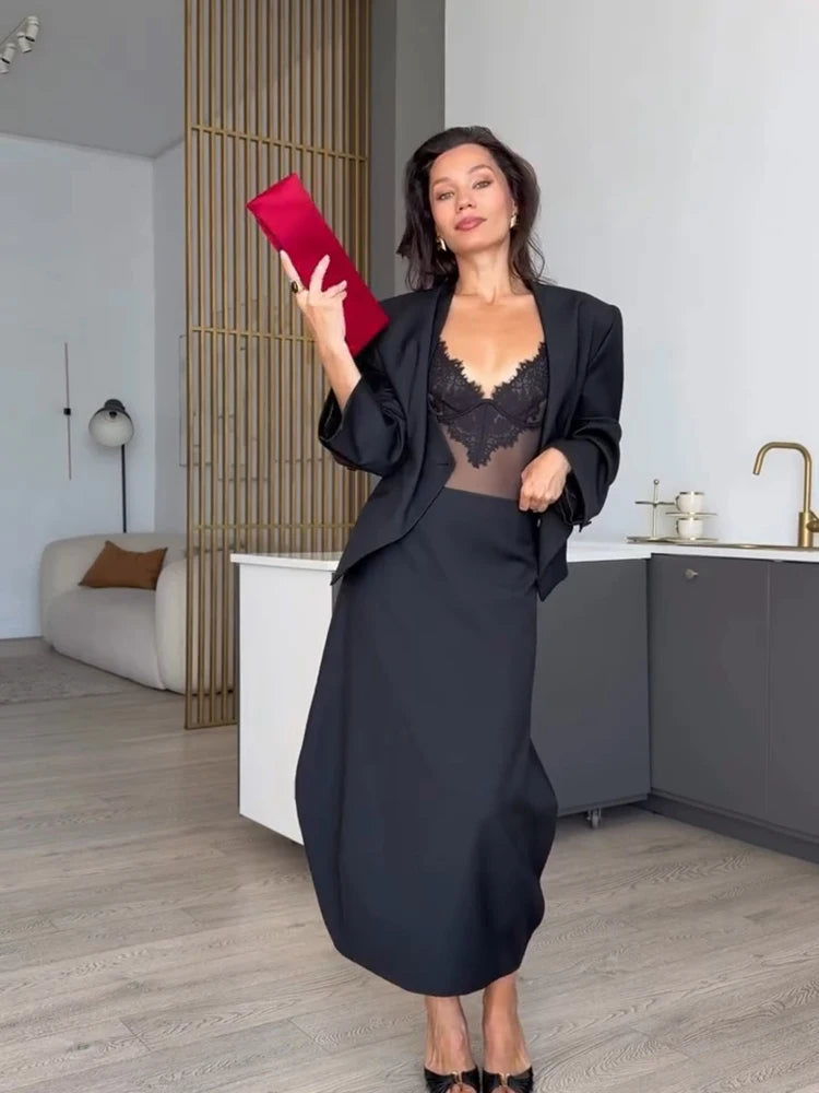 Body in pizzo e tulle con scollo a V e spalline sottili, aderente, Estate 2026, Outfit da club alla moda per donne, Lingerie slim di tendenza per feste.