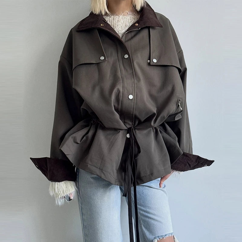 Giacca da donna con colletto a revers, cintura in vita, spalle scese, modello corto cargo, stile trench, abbigliamento quotidiano alla moda Meilaid.