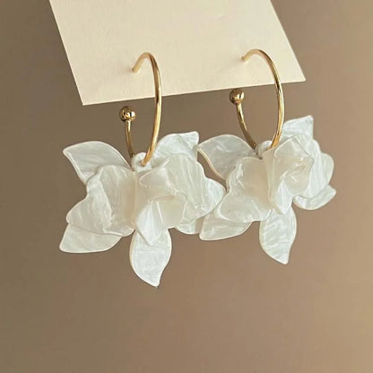 Cerchio di fiori in resina bianca Nuovi orecchini per le donne Temperamento di moda Gancio per l'orecchio Temperamento artistico Gioielli Fairycore di lusso leggeri
