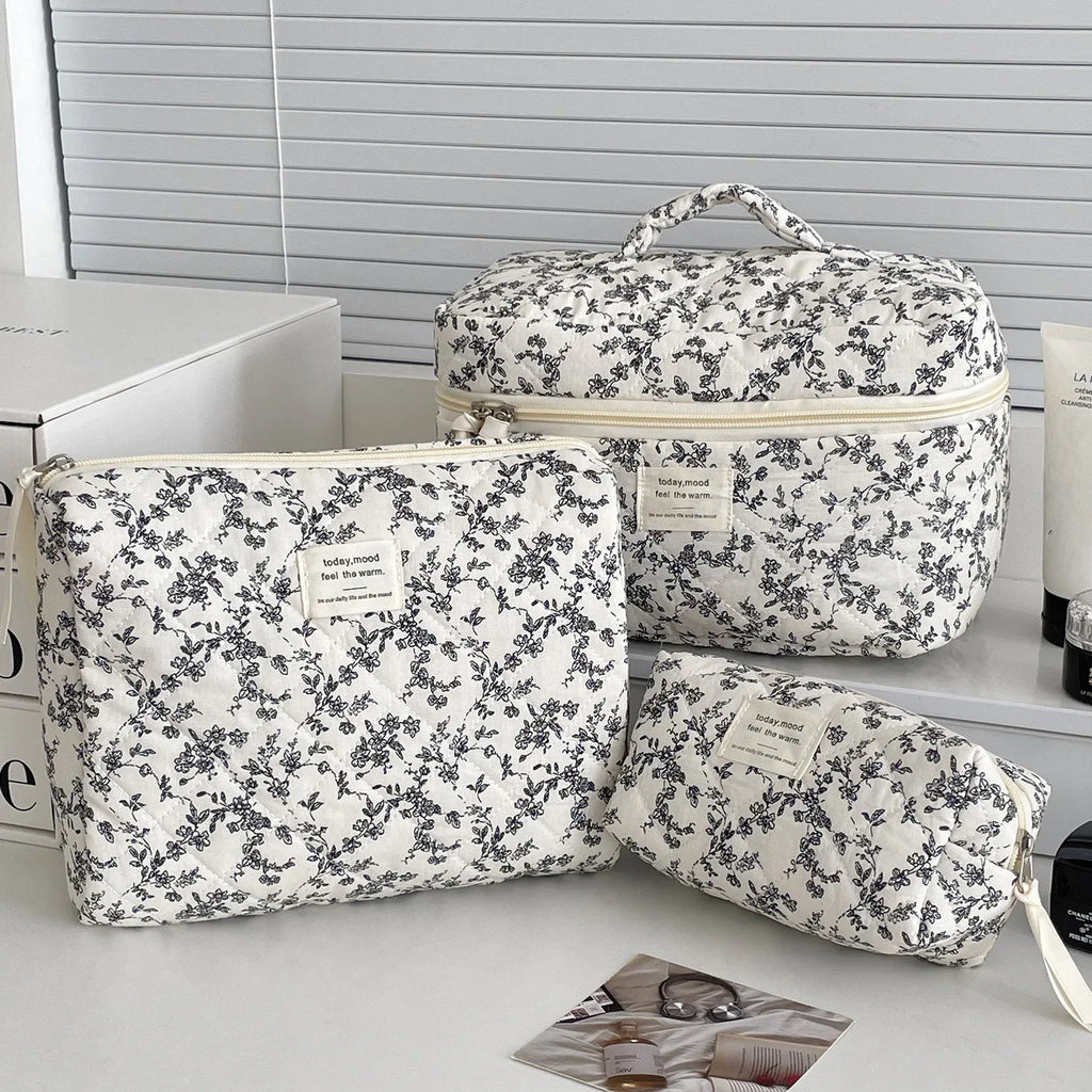 Fashion Ins Black Flower Borse trapuntate da donna Borsa da viaggio Organizer Custodia per trucco cosmetico Borsa tote portatile con cerniera