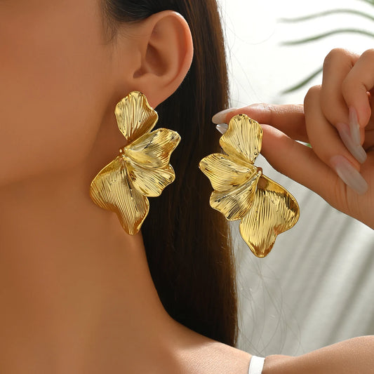 Eleganti orecchini a bottone con mezze fiori con foglie di ginkgo per le donne Design Sense Orecchini penetranti con petali color oro Gioielli da donna