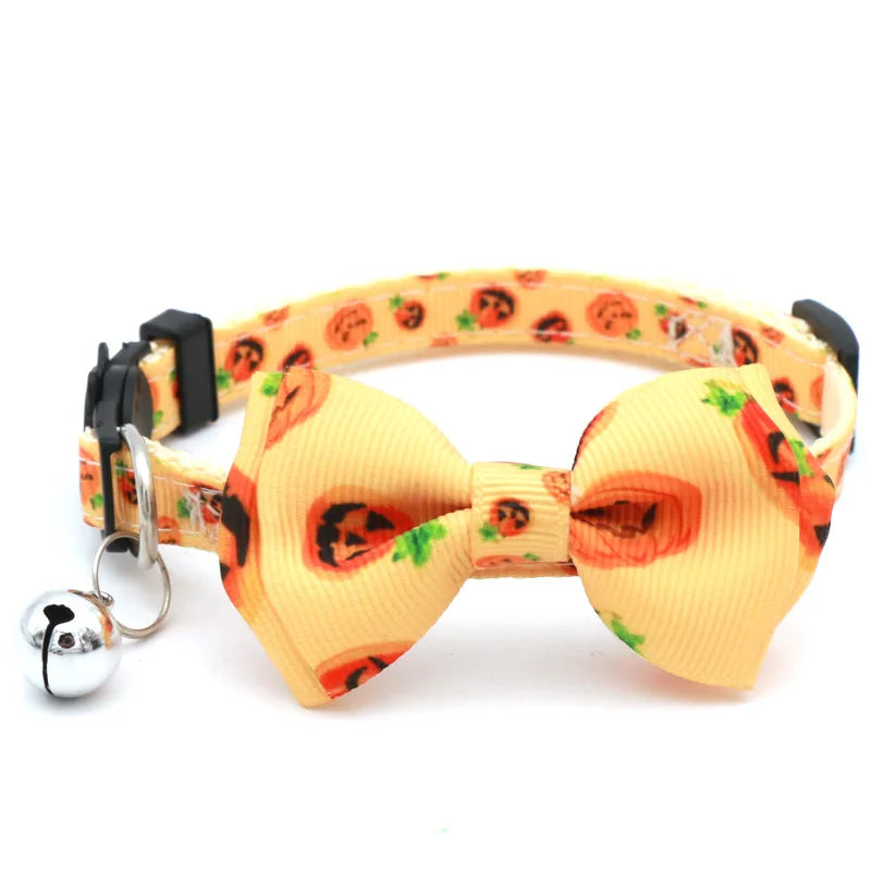 Collana per cuccioli di gattino Cintura con fibbia di sicurezza regolabile Papillon per chihuahua Forniture per animali Collare per gatti Happy Halloween con fiocco a campana