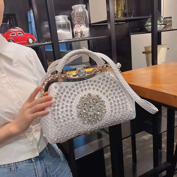 Borsa a tracolla di alta qualità da donna estate 2024 nuova borsa a tracolla di nicchia con texture esplosiva borsa di grande capacità tempestata di diamanti