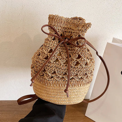 Borsa a tracolla da spiaggia in paglia estiva da donna fatta a mano borsa a tracolla con coulisse cava intrecciata borsa da viaggio con Design femminile di moda lavorata a maglia