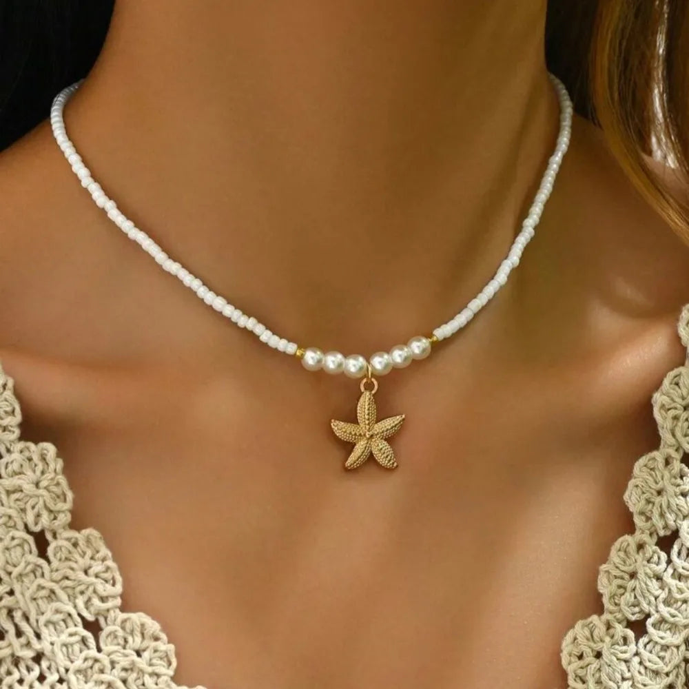 Collana con ciondolo stella marina con perline di riso bohémien per donna, fatta a mano, perla d'imitazione, girocollo con perline colorate, gioielli da spiaggia estiva