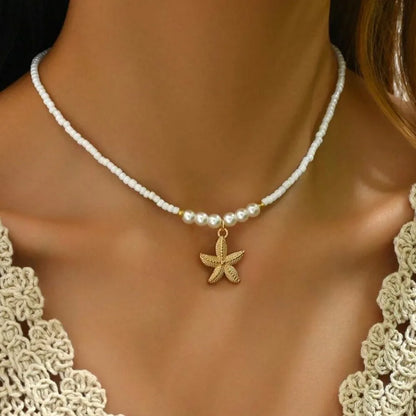 Collana con ciondolo stella marina con perline di riso bohémien per donna, fatta a mano, perla d'imitazione, girocollo con perline colorate, gioielli da spiaggia estiva