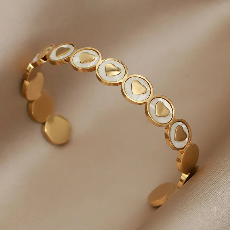 Bracciale aperto in acciaio inossidabile di alta qualità con design a cuore Bracciale in titanio con conchiglia d'amore per regali di accessori per gioielli da donna