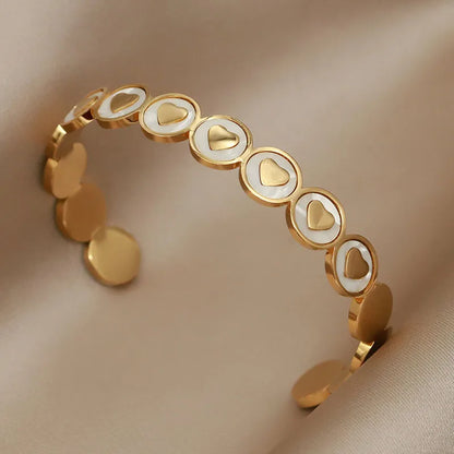 Bracciale aperto in acciaio inossidabile di alta qualità con design a cuore Bracciale in titanio con conchiglia d'amore per regali di accessori per gioielli da donna