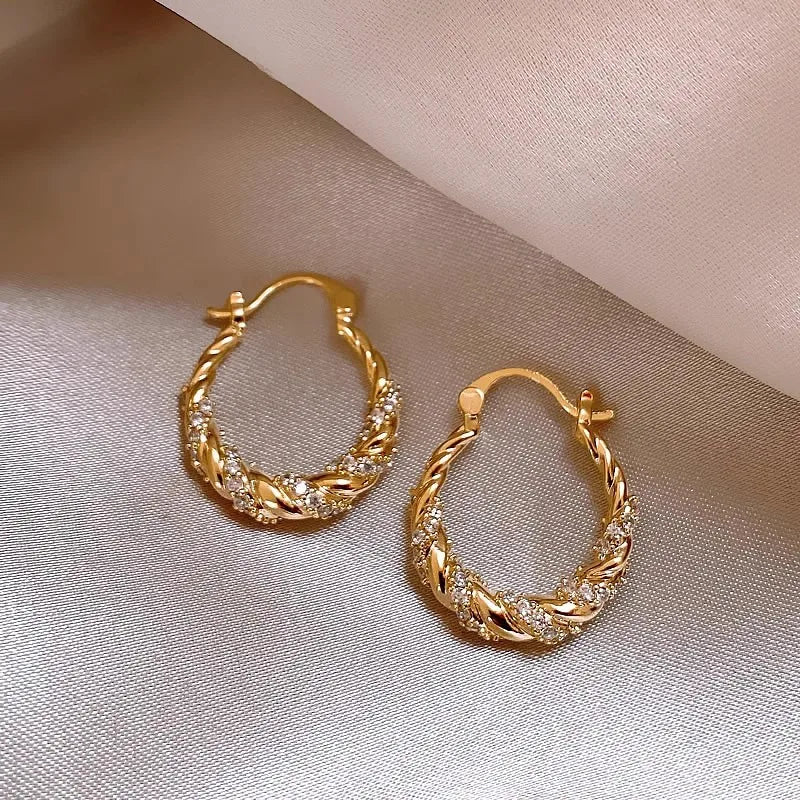 Orecchini a Cerchio Huitan con Design Intrecciato per Donne, Accessori di Lusso Color Oro con Zirconi Brillanti per Matrimoni e Fidanzamenti