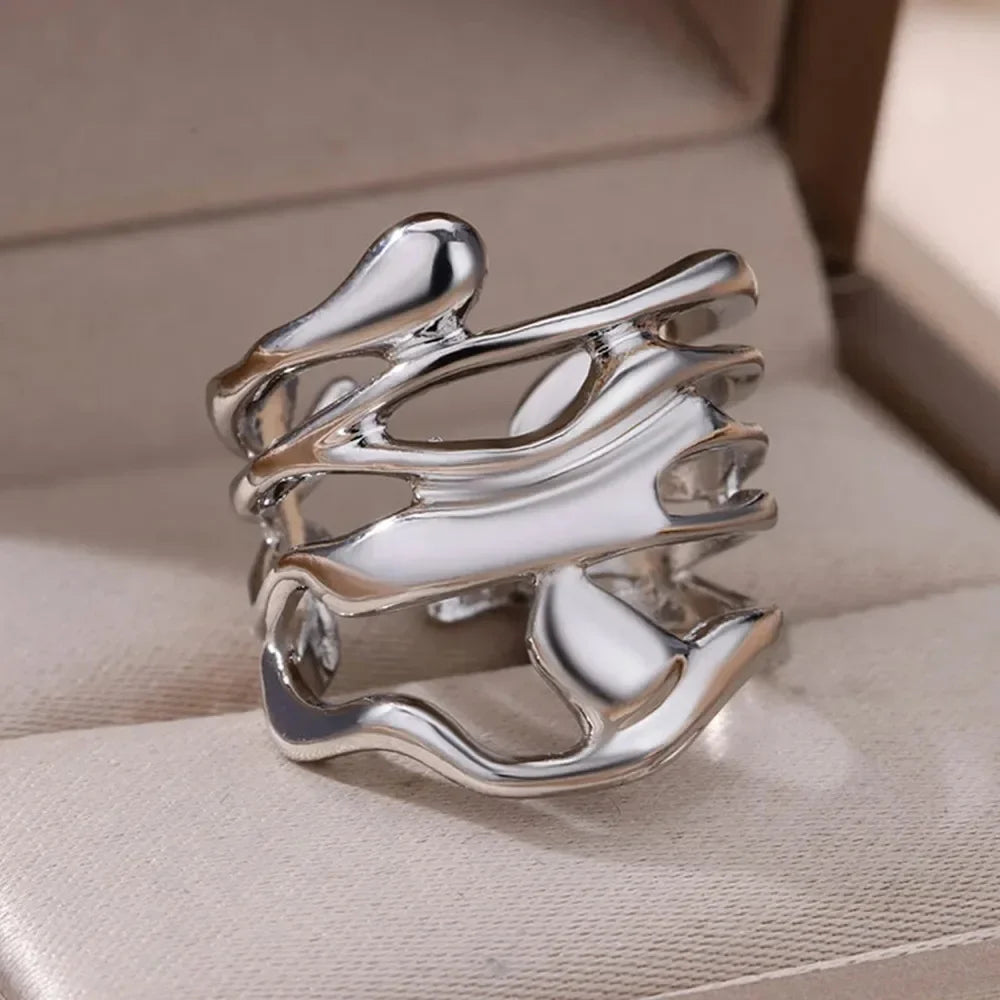 Il nuovo stile del 2025 di galvanica scavata, con un anello dorato cavo largo, regalo di gioielli semplice e alla moda adatto