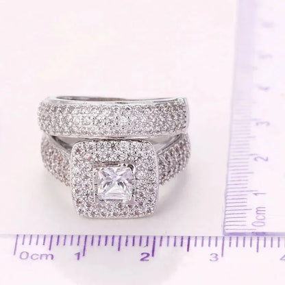 Anello di fidanzamento color argento sterling 925 Gioielli di moda romantici Set di castoni con zirconi cubici Decorazione per donne Ragazze all'ingrosso