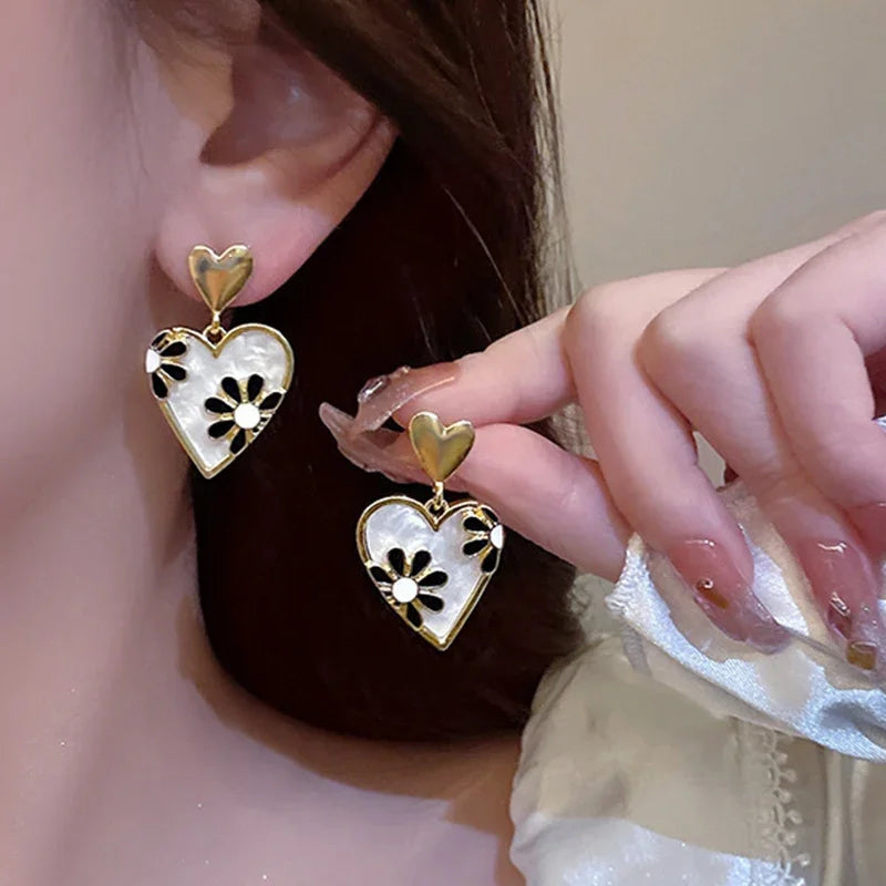 Orecchini da donna a forma di cuore con fiore retrò alla moda con orecchini in smalto con motivo a margherita, regali per gioielli da festa per le donne