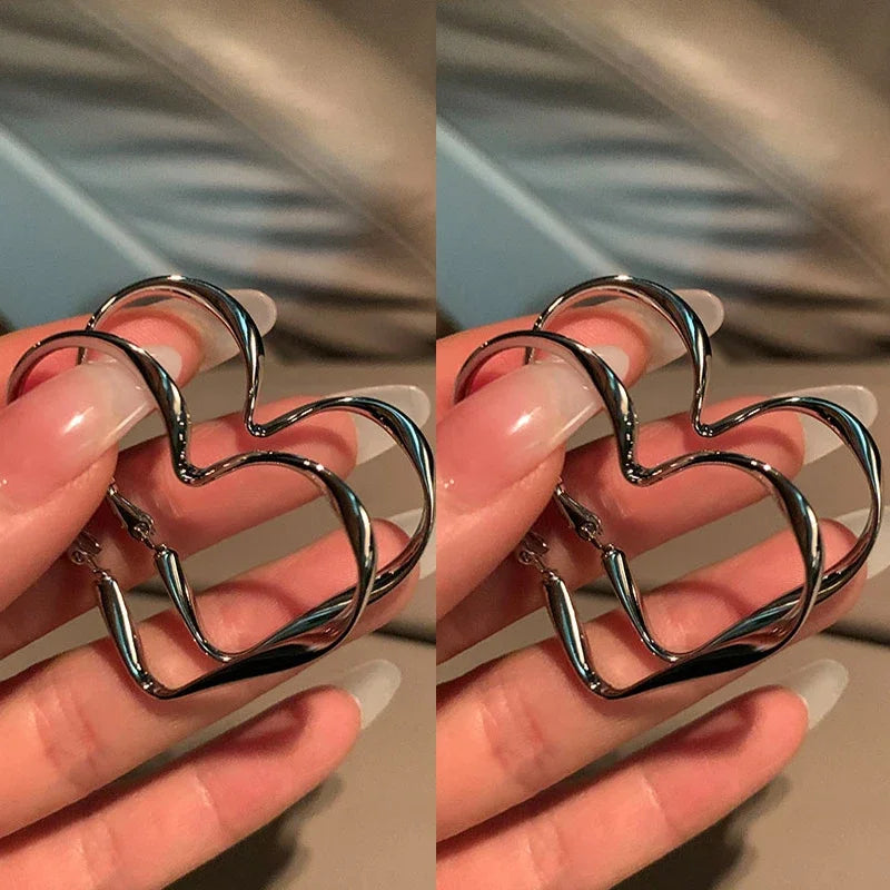 1 paio di orecchini a cerchio con ciondolo a forma di cuore cavo grande da donna, moda esagerata, design a forma di cuore, polsino per regalo di gioielli per ragazze