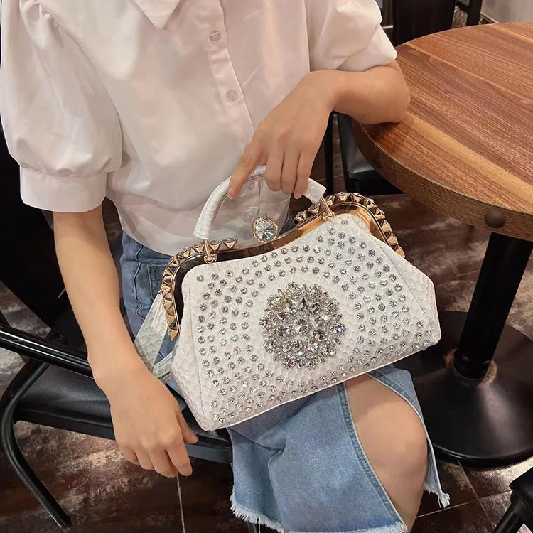Borsa a tracolla di alta qualità da donna estate 2024 nuova borsa a tracolla di nicchia con texture esplosiva borsa di grande capacità tempestata di diamanti