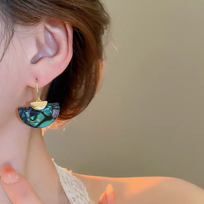 Orecchini Pendenti a Goccia con Conchiglia di Abalone per Donne, Orecchini Pendenti in Resina Colorata Effetto Sfumato, Gioielli per Orecchie a Semicerchio Eleganti K