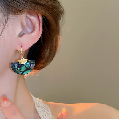 Orecchini Pendenti a Goccia con Conchiglia di Abalone per Donne, Orecchini Pendenti in Resina Colorata Effetto Sfumato, Gioielli per Orecchie a Semicerchio Eleganti K