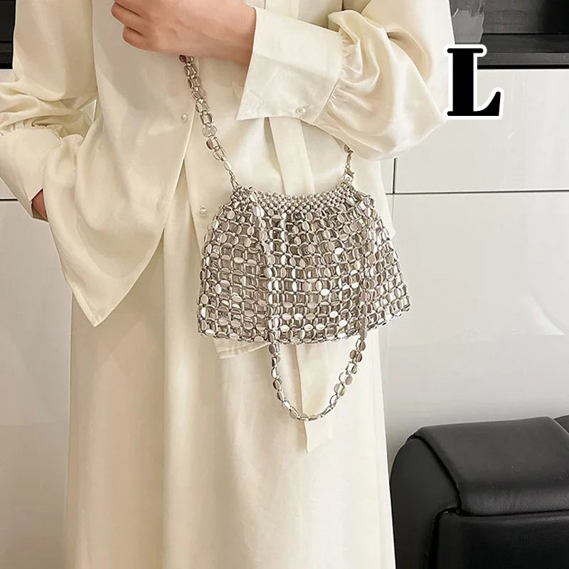 Borsa a tracolla intrecciata con perline fatta a mano di lusso francese leggera Borsa a tracolla versatile cava con design estivo in metallo 2025 per donna