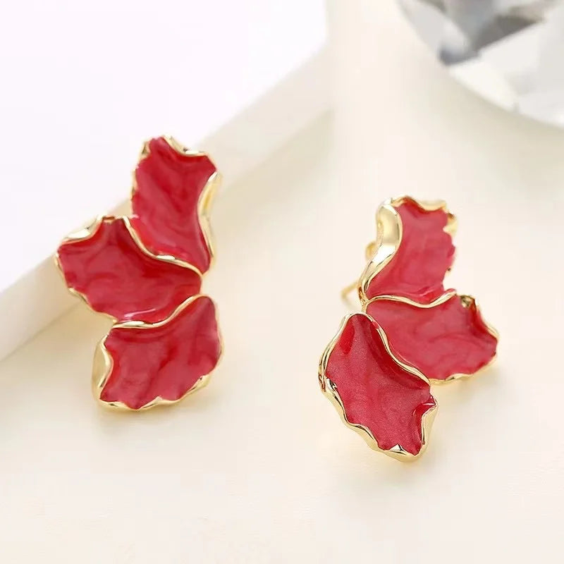 Orecchini posteriori irregolari placcati in oro delicati alla moda Orecchini con fiori color crema di alta qualità dal design pesante, il miglior regalo per la famiglia per i