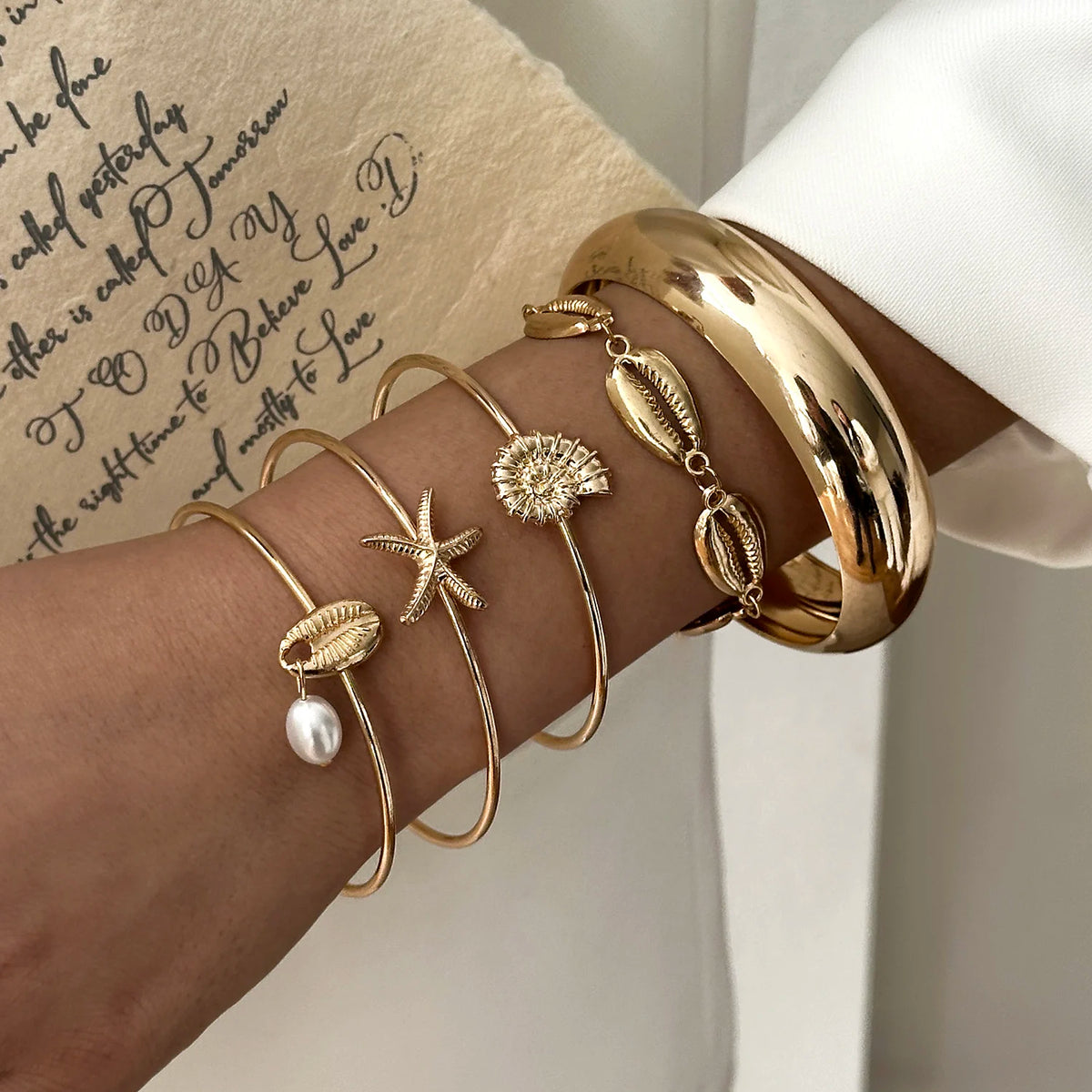 Bracelets Set d'Été Océan Coquillages Étoiles de Mer Perles pour Femmes Alliage de Fer Éclat Ensoleillé Superposable Bijoux de Vacances à la Plage Cadeaux