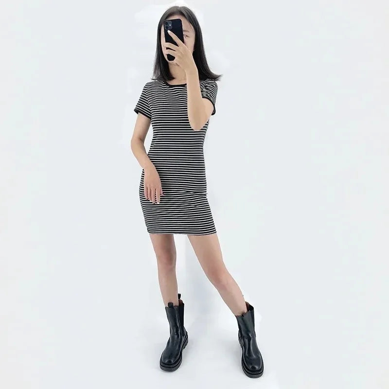 Abito estivo a maniche corte con scollo tondo abbastanza stock Abiti a righe bianche e nere Abito casual elegante tubino sottile