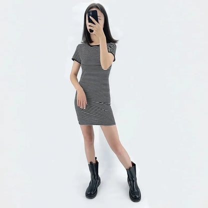 Abito estivo a maniche corte con scollo tondo abbastanza stock Abiti a righe bianche e nere Abito casual elegante tubino sottile