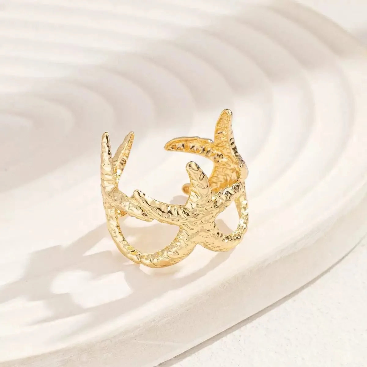 Questo anello di regolazione dell'apertura a bordo largo geometrico di alta qualità e alla moda con oro elettrolitico e design minimalista è Perf