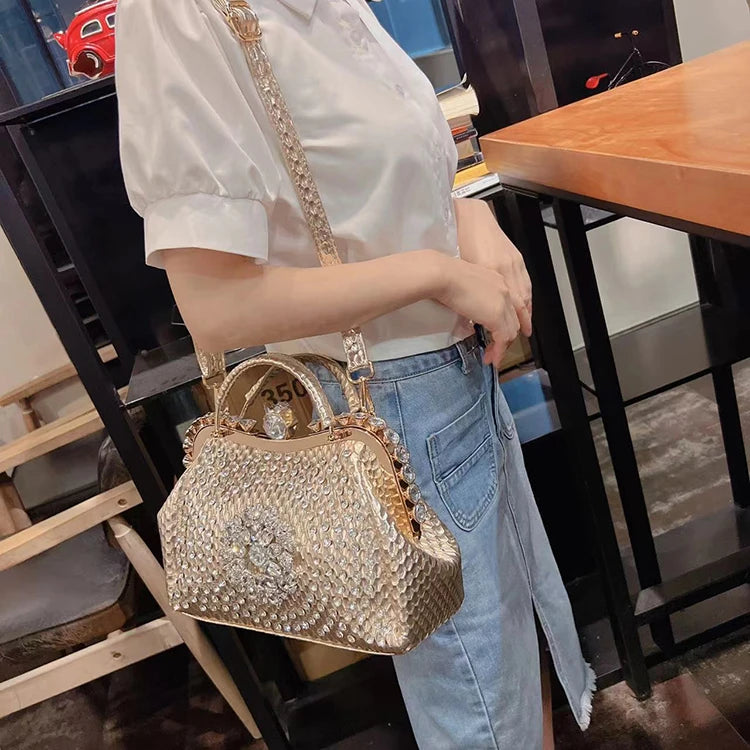 Borsa a tracolla di alta qualità da donna estate 2024 nuova borsa a tracolla di nicchia con texture esplosiva borsa di grande capacità tempestata di diamanti