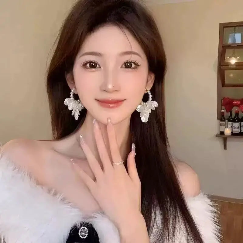 Eleganti orecchini con fiori di perle bianche imitazione: design a petalo con pendente lungo, perfetti per abbigliamento casual o feste, accessori per feste