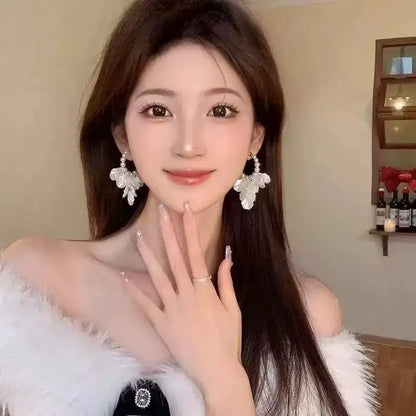 Eleganti orecchini con fiori di perle bianche imitazione: design a petalo con pendente lungo, perfetti per abbigliamento casual o feste, accessori per feste