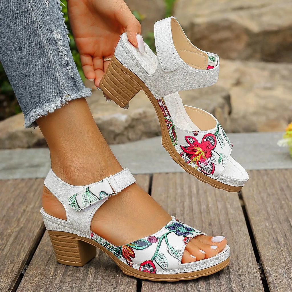Sandali con plateau da donna 2024 estate sandali da spiaggia di nuova moda comodi sandali da esterno leggeri scarpe traspiranti per le donne
