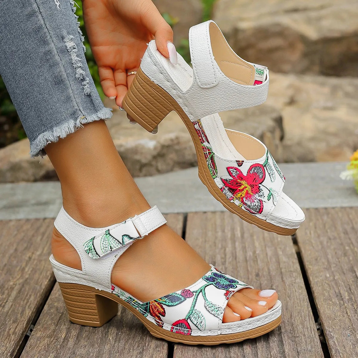 Sandali con plateau da donna 2024 estate sandali da spiaggia di nuova moda comodi sandali da esterno leggeri scarpe traspiranti per le donne