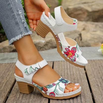 Sandali con plateau da donna 2024 estate sandali da spiaggia di nuova moda comodi sandali da esterno leggeri scarpe traspiranti per le donne