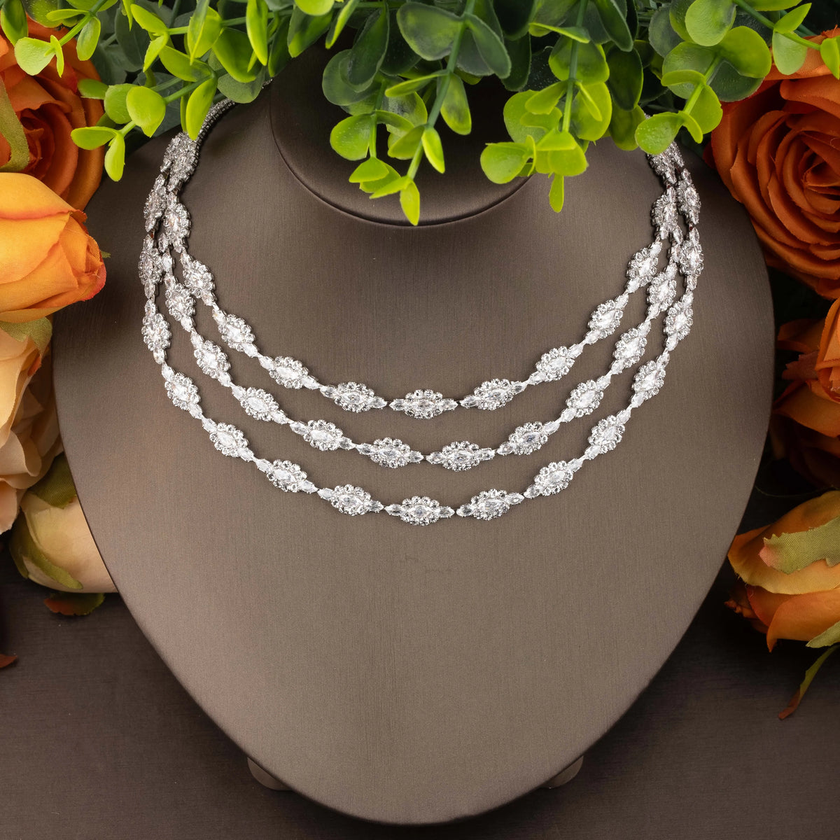 1 Set luxuriöses und elegantes Schmuckset mit glänzenden Zirkonia, dreilagiger, gestapelter Blütencluster-Dekoration, geeignet für Frauen für Hochzeiten und Bankette. Geschenkbox nicht enthalten