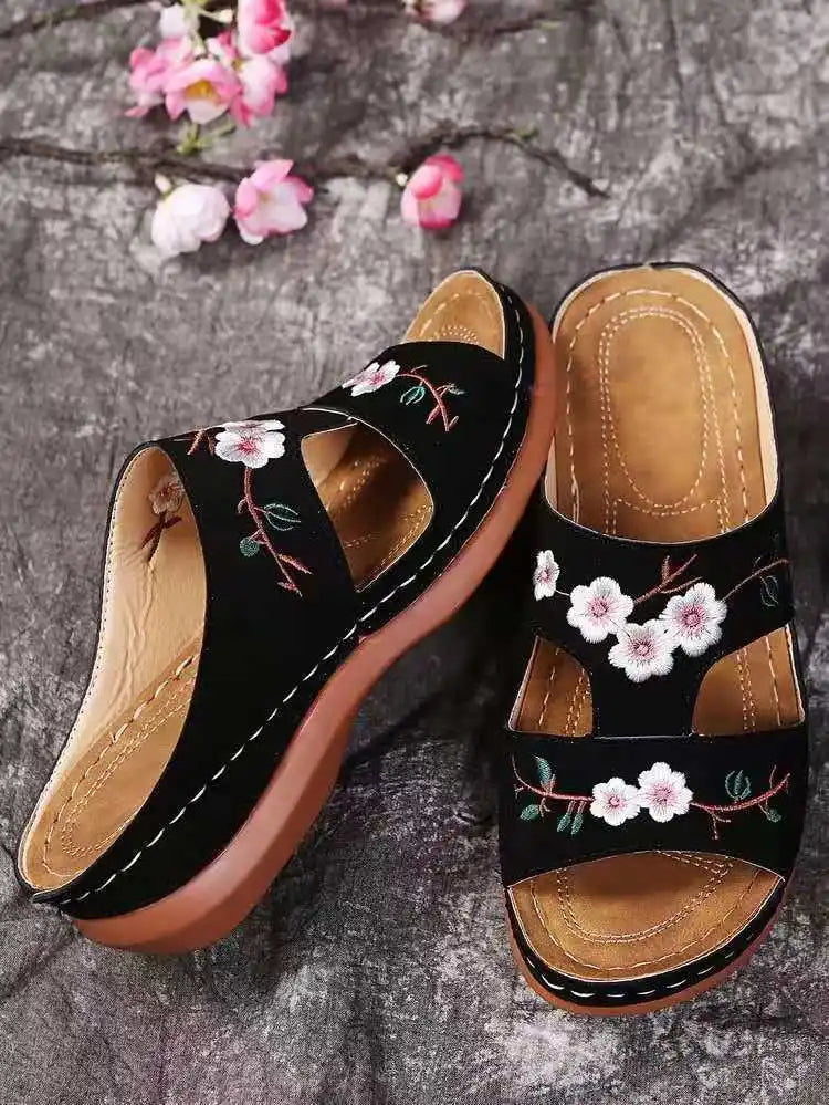 Ciabatte estive da spiaggia alla moda per l'uso all'aperto, sandali piatti con decorazioni floreali in stile vacanza.