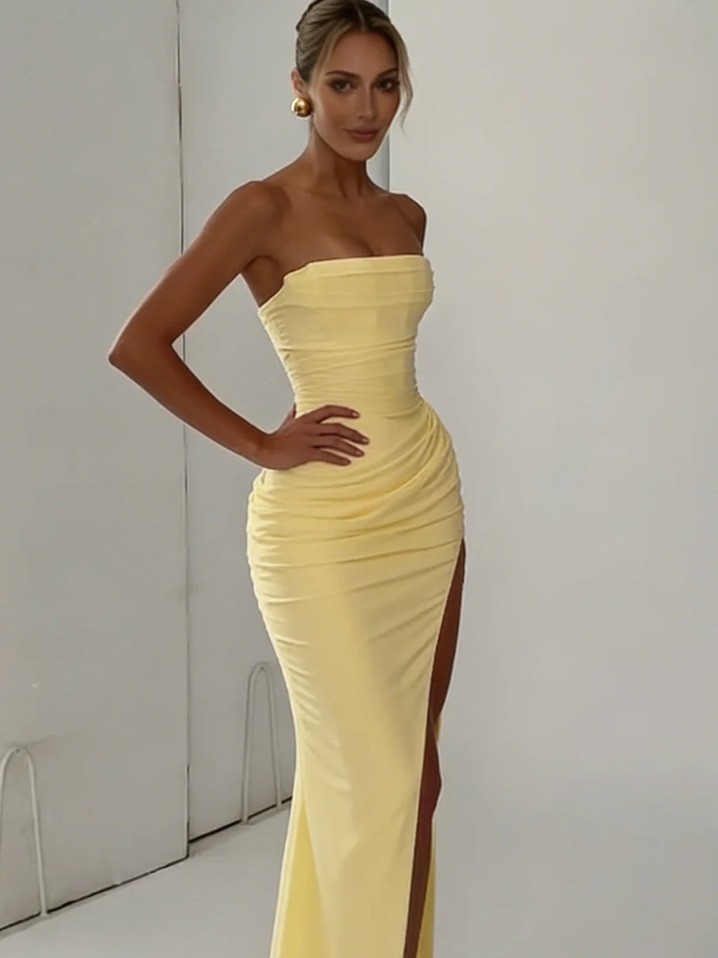 Elegante Abito Giallo Senza Spalline con Pieghe, Chic Senza Maniche, con Spacco e Vita Stretta, Vestito Lungo da Sera per Donna 2026