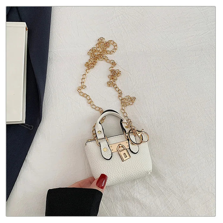 Borsa quadrata piccola da ragazza a tracolla per l'estate 2025, i nuovi bambini classici che portano una borsa a tracolla monospalla. portachiavi portafoglio