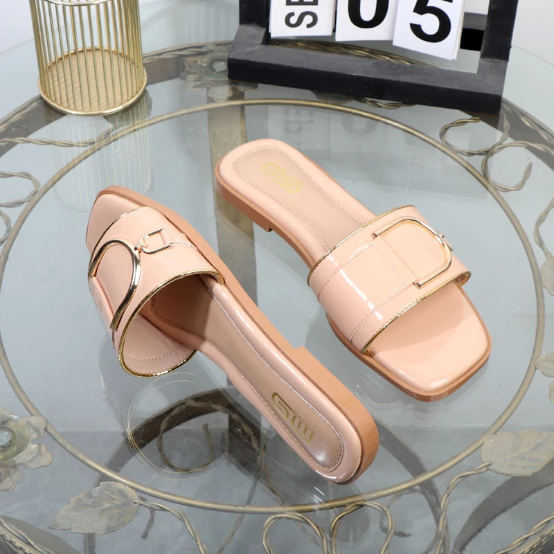 Pantofole da donna nell'estate 2025 con fondo piatto in metallo, nuova moda, punta quadrata, scarpe da donna con tacco basso all'aperto alla moda