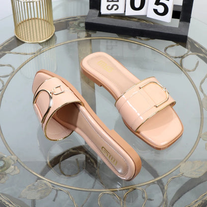 Pantofole da donna nell'estate 2025 con fondo piatto in metallo, nuova moda, punta quadrata, scarpe da donna con tacco basso all'aperto alla moda