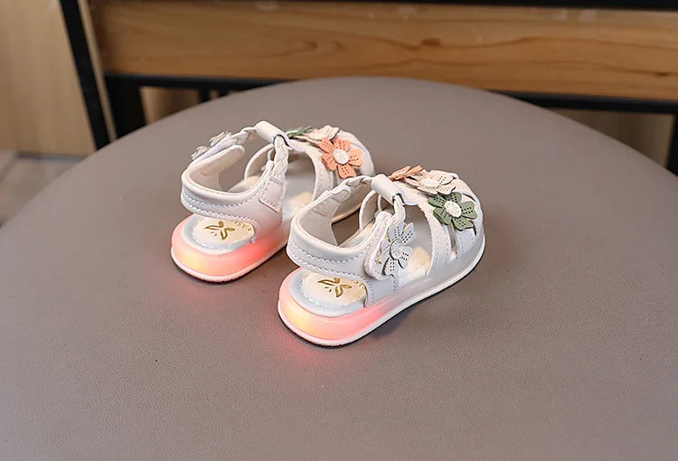 Leichte LED-Kinderschuhe in neuer Mode für den Sommer – schlichte und vielseitige Retro-Mädchenschuhe – elegante und leichte Prinzessinnen-Blumen-Kindersandalen