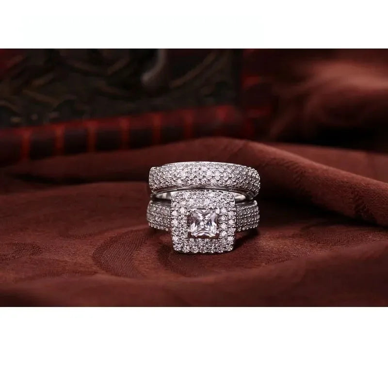 Anello di fidanzamento color argento sterling 925 Gioielli di moda romantici Set di castoni con zirconi cubici Decorazione per donne Ragazze all'ingrosso