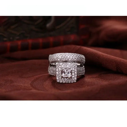 Anello di fidanzamento color argento sterling 925 Gioielli di moda romantici Set di castoni con zirconi cubici Decorazione per donne Ragazze all'ingrosso