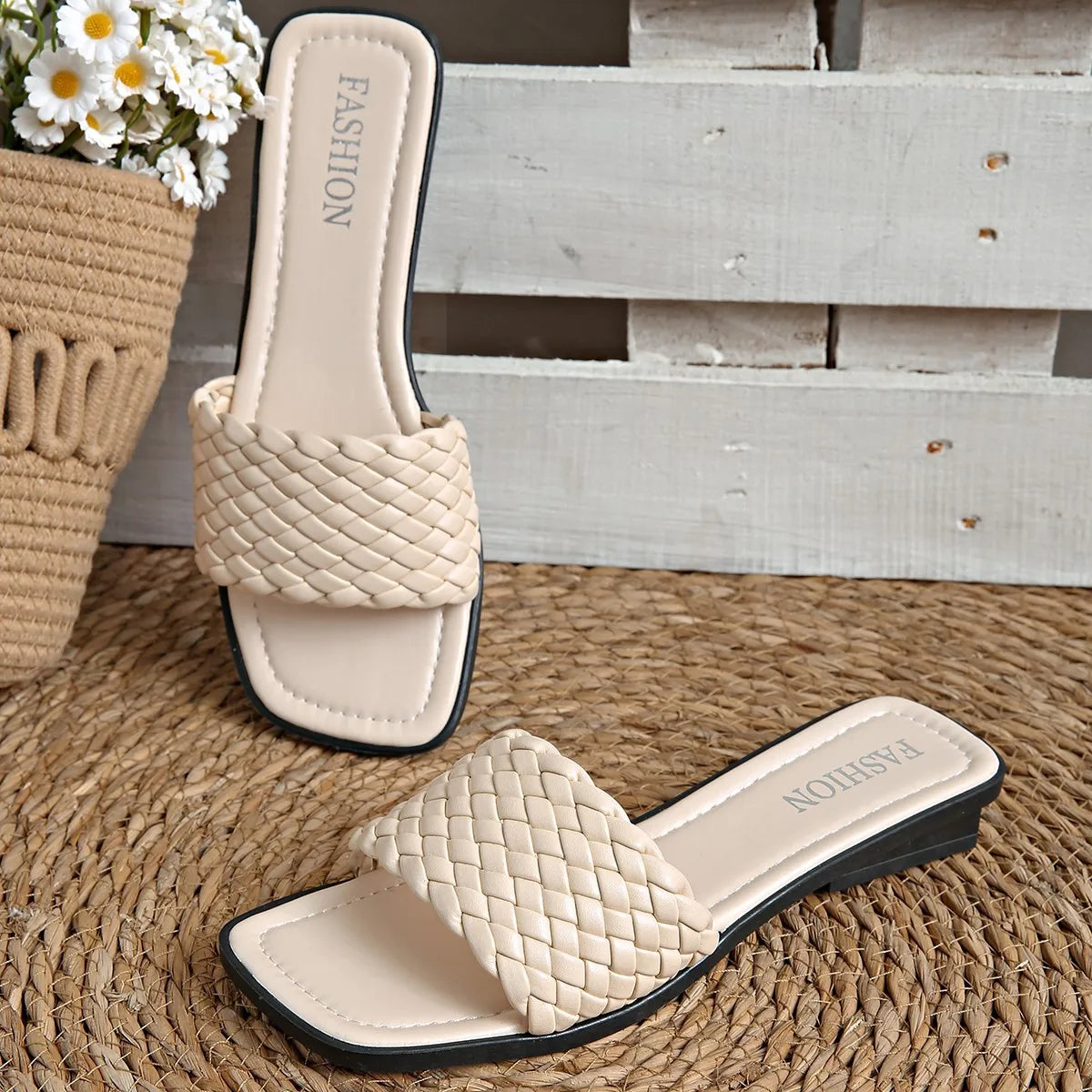 Sandales d'été pour femmes Luxe Mode Fond plat Pantoufles Décontracté Simple Couleur unie Sangle tissée à un mot Sandales de plage