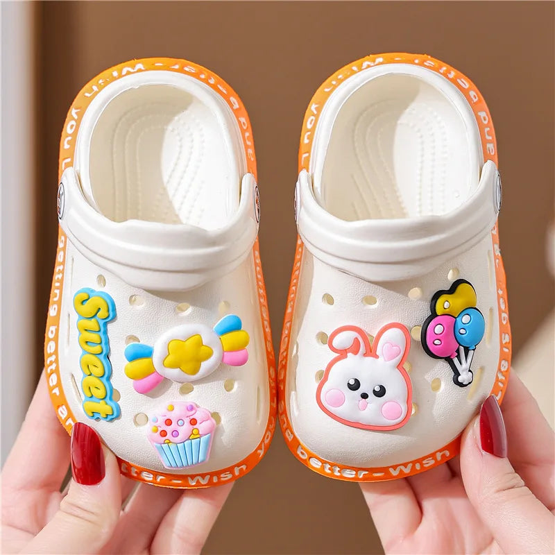 Sommerschuhe für Kinder Sandalen Loch Schuhe für Kinder Weiche rutschfeste Hausschuhe Cartoon-Design Loch Schuhe für Kinder Strandsand für Jungen Mädchen