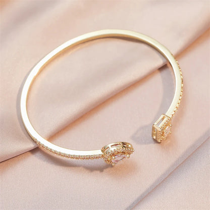 Braccialetti con polsino color oro con geometria di lusso per le donne Braccialetti con zirconi cubici alla moda INS Gioielli per feste quotidiane.