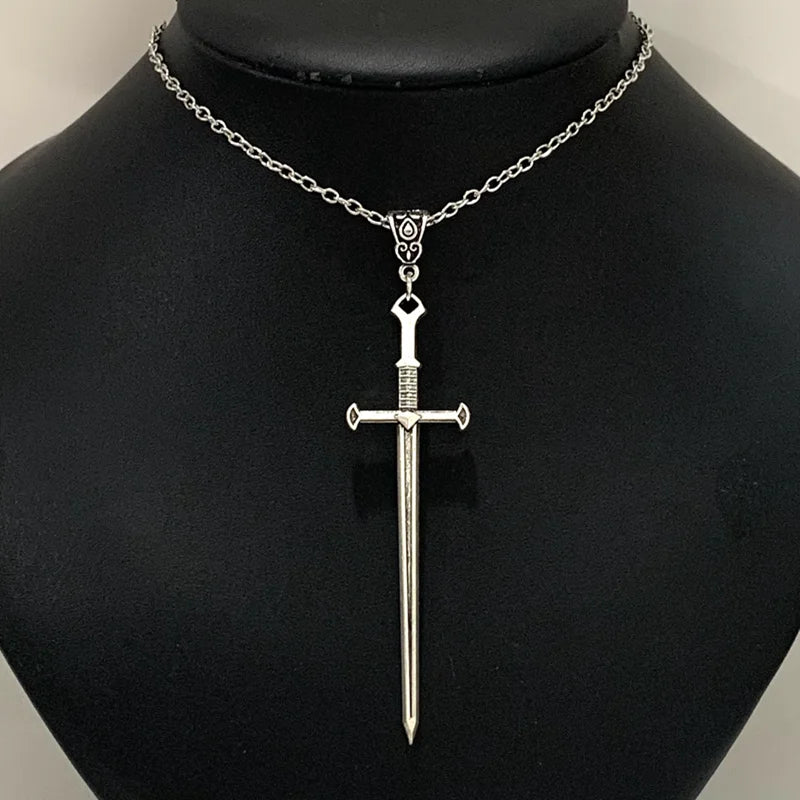Nuova collana di spada, collana con pugnale, ciondolo spada, pagano, gotico, stregoneria, incantesimi, stregoneria, streghe, gioielli medievali.