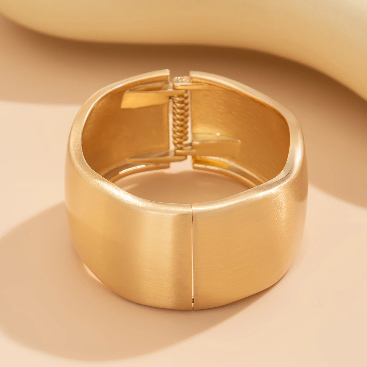 SHIXIN 4 Stili di Bracciali a Polsino Larghi in Metallo Opaco Punk, Bracciali Geometrici Vintage Color Oro per Donne e Uomini, Nuova Collezione di Gioielli