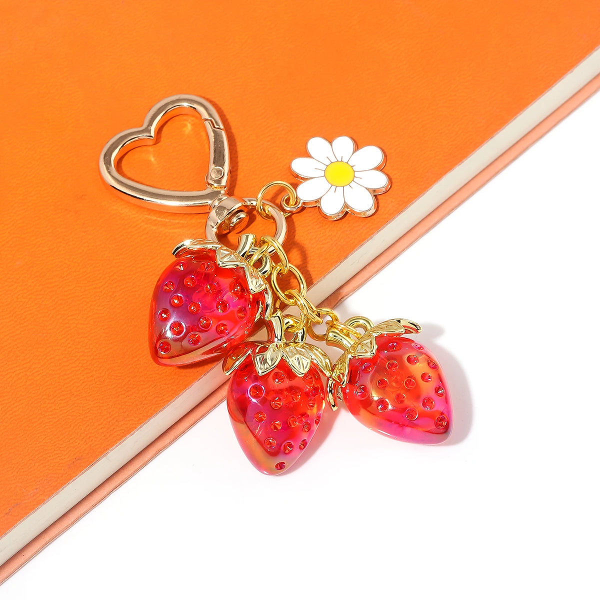 Simpatico portachiavi con ciondolo a forma di borsa con fragola, cuore Kawaii, fiore, margherita, portachiavi per donne, ragazze, borsa, ciondolo, accessori regalo